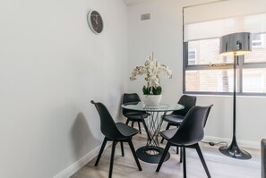 Familienapartment | Wohnbereich | 43-Zoll-Smart-TV mit Digitalempfang