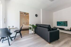 标准公寓 | 起居区 | 43-英寸智能电视（配备数码频道）