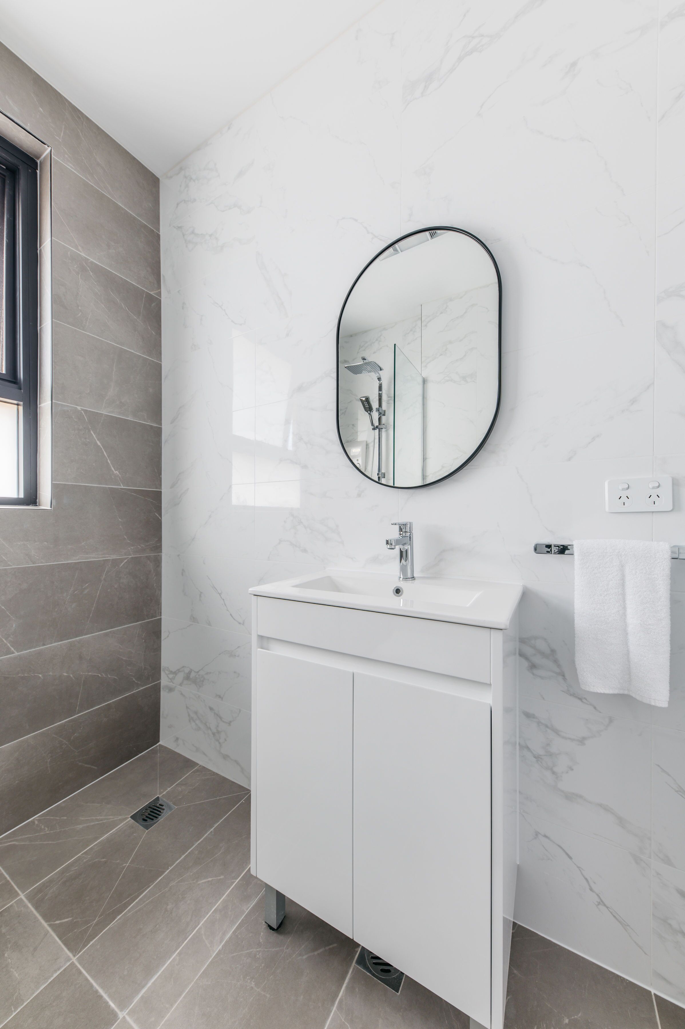 Familienapartment | Badezimmer | Dusche, Haartrockner, Handtücher, Seife