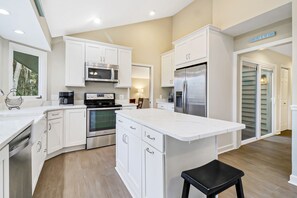 冰箱、微波炉、烤箱、炉灶