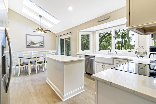 冰箱、微波炉、烤箱、炉灶