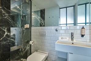 Comfort Apartment | Bathroom | Shower, rainfall showerhead, hair dryer, towels - Stayhere Casablanca - Gauthier 3 - Urban Residence (Casablanca)