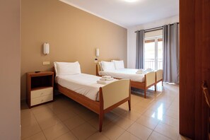 Comfort Twin kamer | Een kluis op de kamer, een bureau, een laptopwerkplek, gratis wifi