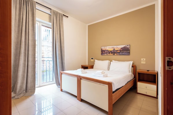 Comfort Room | In-room safe, desk, laptop workspace, free WiFi - AH Roma (Rome)