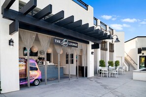 Experience the inviting atmosphere of The Splash Lounge, where guests can enjoy a casual meal at the adjacent food truck, Krafted.