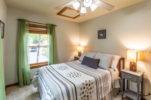 3 bedrooms, free WiFi, bed sheets - Hot Tub - Views - Gas Firepit (Bryson City)