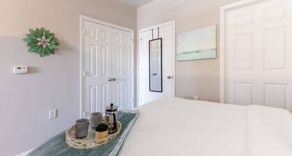 Fast WiFi, King Bed, Gym w/ Free Parking