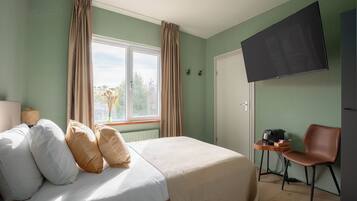 Soundproofing, free WiFi, bed sheets