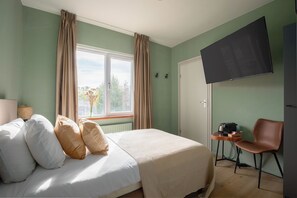 Comfort eenpersoonskamer | Een bureau, een laptopwerkplek, verduisterende gordijnen