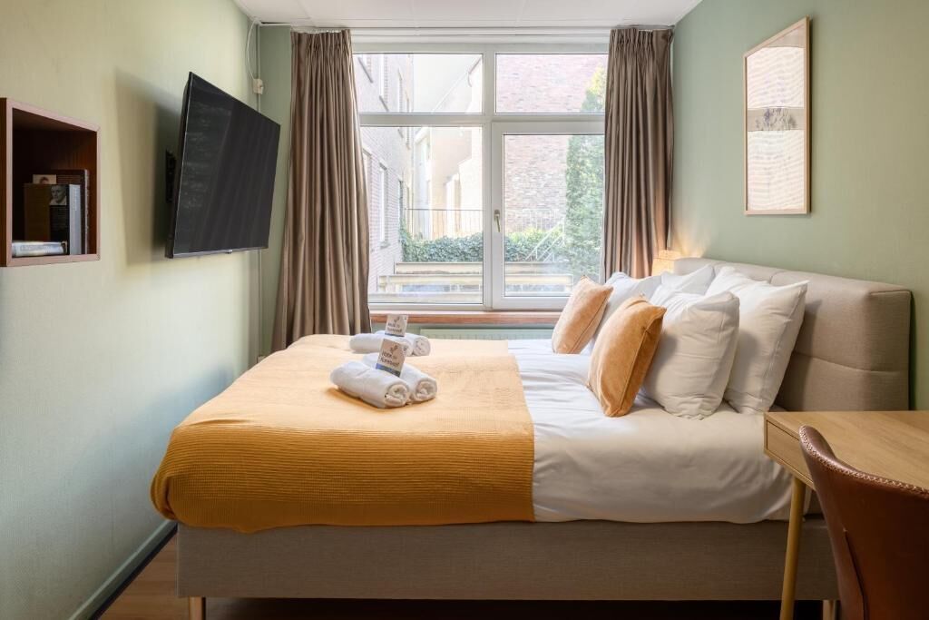 Small Double Room | Desk, laptop workspace, blackout drapes, free cribs/infant beds