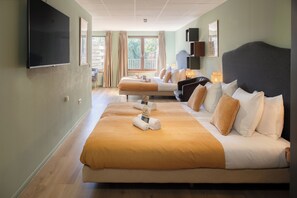 Comfort-Vierbettzimmer | Schreibtisch, laptopgeeigneter Arbeitsplatz, Verdunkelungsvorhänge