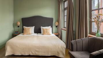 Soundproofing, free WiFi, bed sheets