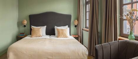 Soundproofing, free WiFi, bed sheets