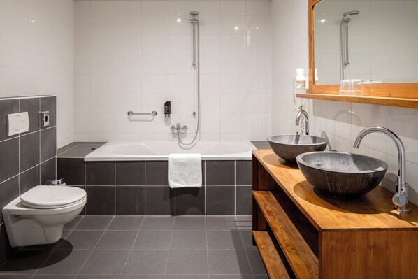 Regadera, secadora de cabello, toallas, jabón 