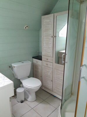 Douche, sèche-cheveux, serviettes fournies, papier toilette