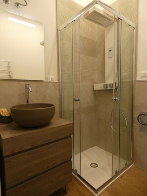 Doccia, asciugacapelli, bidet, asciugamani