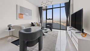 Leilighet – classic | Oppholdsområde | En 65-tommers smart-TV med kabel-kanaler samt Netflix