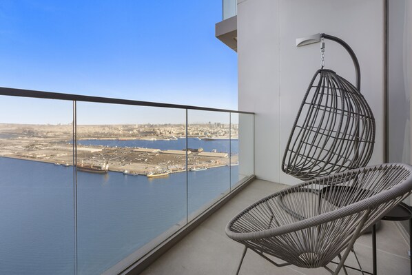 Classic Apartment | Balcony