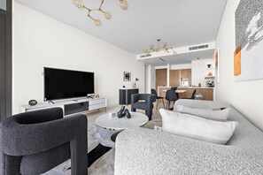 Apartamento clásico | Zona de estar | Smart TV de 65 pulgadas con canales por cable, Netflix