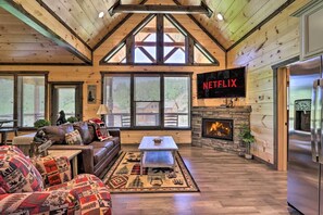 Smart TV, chimenea, reproductor de DVD, futbolito