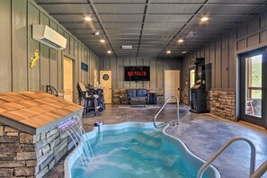 Una piscina techada, una piscina climatizada
