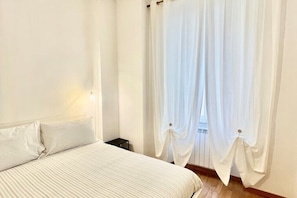 1 chambre, fer et planche à repasser, accès au Wi-Fi (inclus)