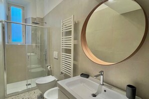 Dusche, Haartrockner, Bidet, Handtücher