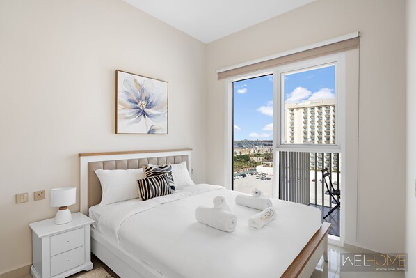 1 habitación, decoración personalizada y tabla de planchar con plancha