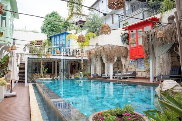 Una piscina al aire libre de temporada