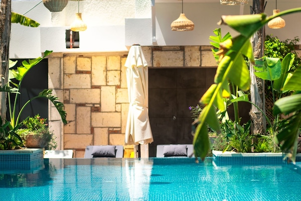 Hồ bơi ngoài trời phục vụ theo mùa