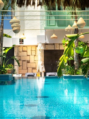Piscine extérieure en saison