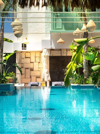 Seasonal outdoor pool. TNR Otel & Spa
