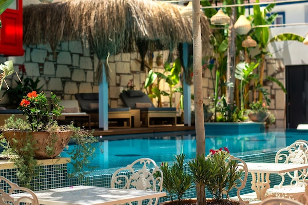 Una piscina al aire libre de temporada