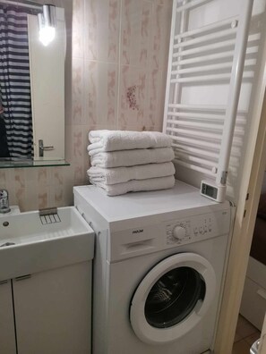Shower, hair dryer, towels