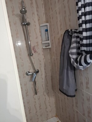 Douche, sèche-cheveux, serviettes fournies