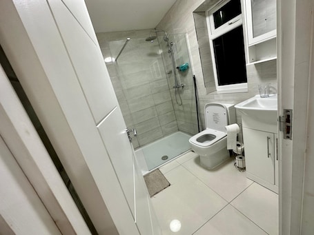 Apartment | Bathroom | Shower, free toiletries, hair dryer, slippers. Separate One Bedroom Large Apartment in Slough
