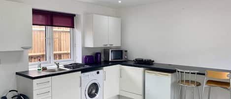 Apartament | Cuina privada | Frigorífic, microones, placa de cuina i bullidora elèctrica