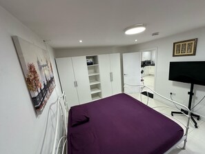 Apartment | 1 bedroom, iron/ironing board, free WiFi, bed sheets - Separate One Bedroom Large Apartment in Slough (Slough)
