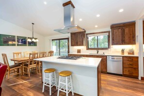 Fridge, microwave, oven, stovetop - PARK10 - Great home, Near Village, Hot Tub, AC (Sunriver)