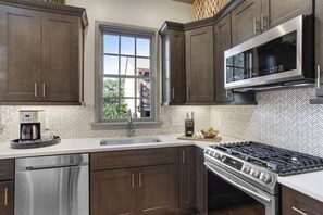 Fridge, microwave, oven, stovetop - Rare 4BR Savannah Retreat | Shared Pool & DT Steps (Savannah)
