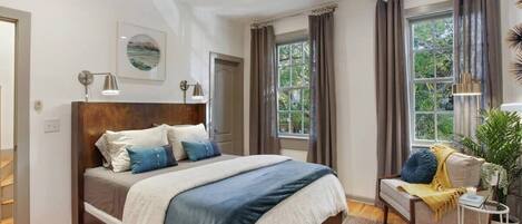 4 bedrooms, iron/ironing board, WiFi, bed sheets