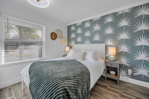 4 chambres, bureau, fer et planche à repasser, lit de bébé portatif