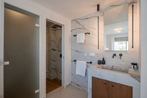 Dusj, hårføner, håndklær og såpe