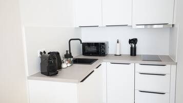 Kühlschrank, Mikrowelle, Herdplatte, Geschirrspüler