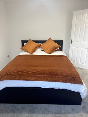2 bedrooms, free WiFi, bed sheets - Charming 2-bed Modern House in Derby (Derby)