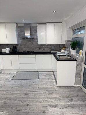 Fridge, microwave, oven, stovetop - Charming 2-bed Modern House in Derby (Derby)