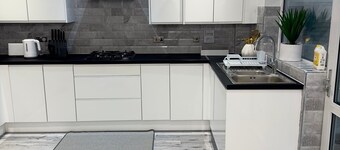 Charming 2-bed Modern House in Derby