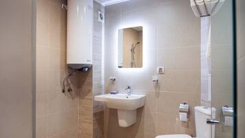 Business studio suite, 1 slaapkamer, niet-roken, uitzicht op de stad | Badkamer | Een douche, een regendouche, gratis toiletartikelen, een haardroger