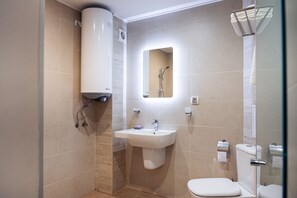 Business Studio Suite, 1 Bedroom, Non Smoking, City View | Bathroom | Shower, rainfall showerhead, free toiletries, hair dryer - Cityscape Studios (Plovdiv)
