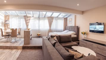 Business Studio Suite, 1 Bedroom, Non Smoking, City View | Egyptian cotton sheets, premium bedding, pillowtop beds, blackout drapes